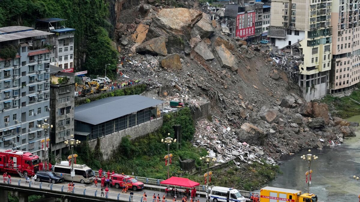Deslizamiento en Chongqing: 8 muertos y más de 30 desaparecidos tras sepultamiento de edificios