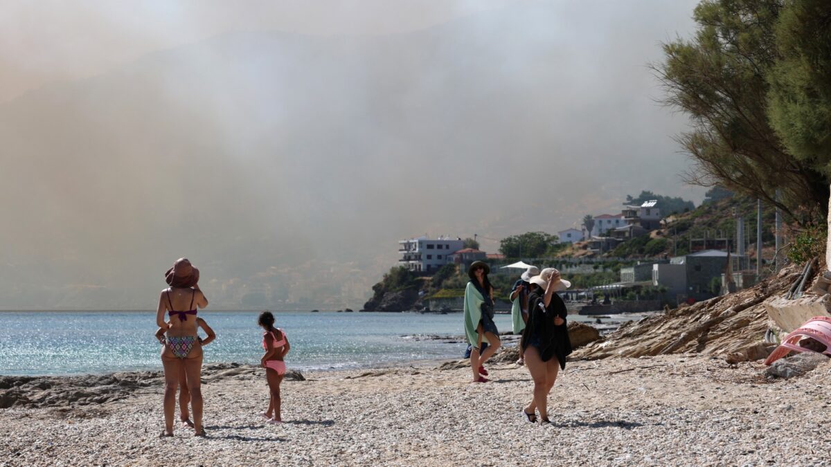 Incendios en Europa: el fuego se extiende a Grecia y Gran Bretaña, y evacúan a los Clooney de su viñedo francés