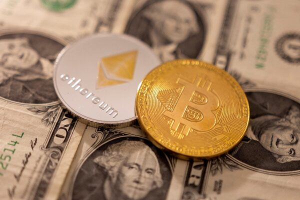 Bitcoin sube 1,86% a 64 mil dólares en el viernes