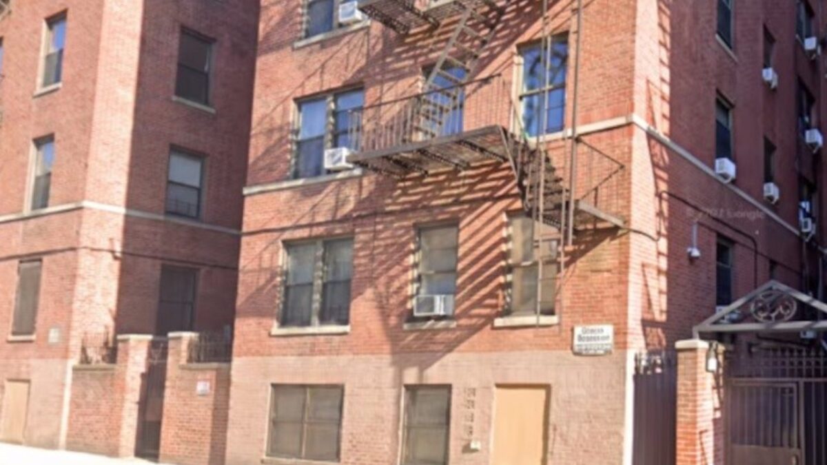 Milagro en Nueva York: bebé cayó desde quinto piso y quedó estable.