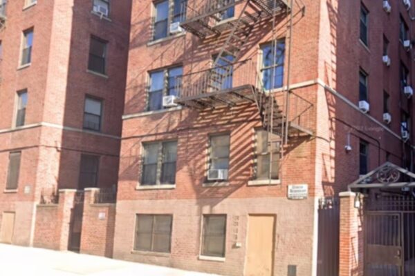 Milagro en Nueva York: bebé cayó desde quinto piso y quedó estable.