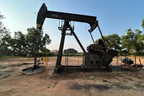 Petróleo cae 6% tras pausa en ataques entre EE.UU. e Irán