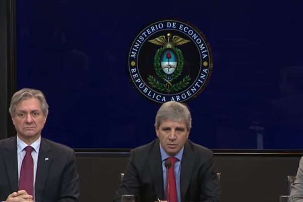 Caputo refina $3 mil millones y lanza bono en dólares antes del partido