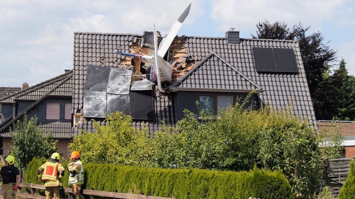 Avioneta se estrelló contra techo de vivienda en Alemania: muere piloto, buscan a pasajero