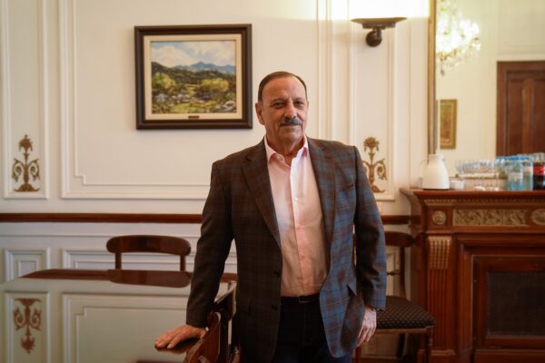 Quintela rechaza acusaciones de traición y pide unidad al peronismo.