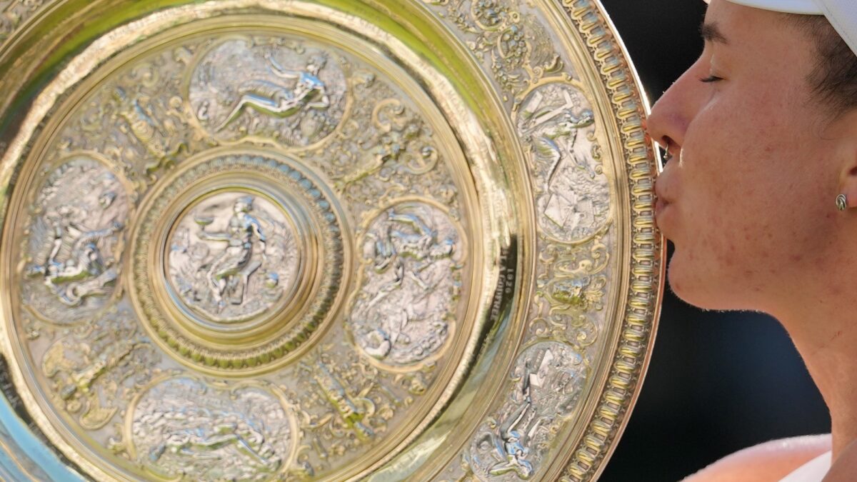 Linda Noskova conquista Wimbledon: su primer Grand Slam fue un beso al cielo
