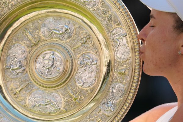 Linda Noskova conquista Wimbledon: su primer Grand Slam fue un beso al cielo