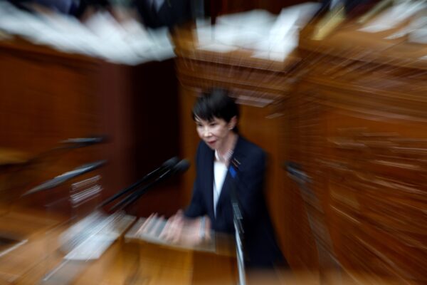 La premier japonesa reveló su rutina de sueño y generó polémica