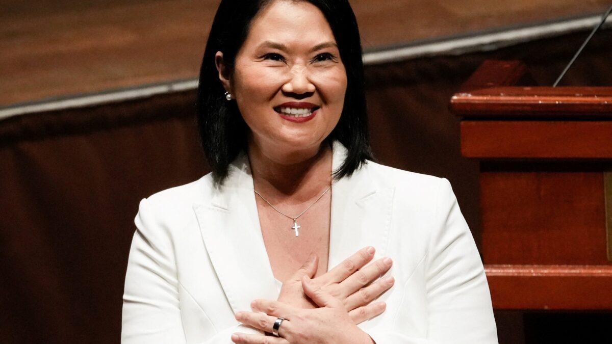 Keiko Fujimori, presidenta electa de Perú, promete reconciliación tras crisis política