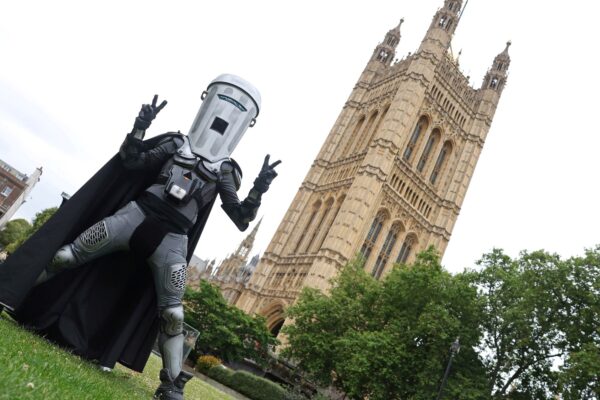 Eleccion en Gran Bretaña: un alienígena y un exlíder del Brexit compiten en Clacton-on-Sea