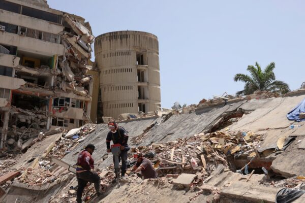 Sobrevivientes encontrados bajo escombros un mes después del doble terremoto en Venezuela