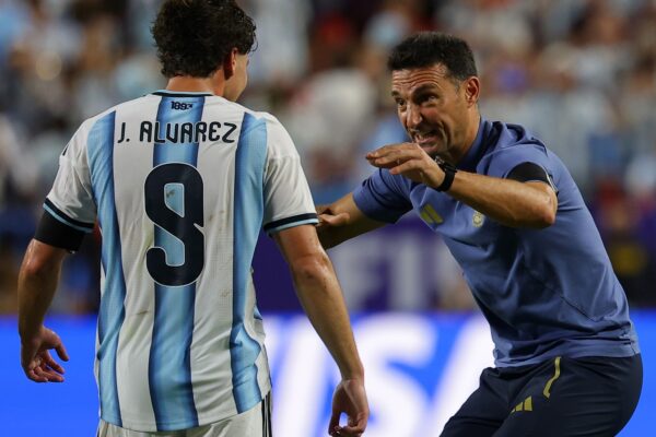 Scaloni celebra triunfo de Argentina tras penales contra Suiza