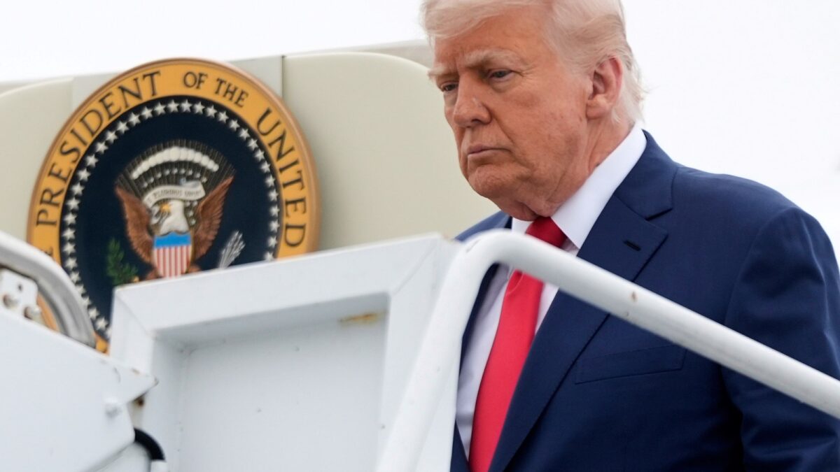 Trump advierte que crisis migratoria de Ceuta podría replicarse en EE.UU. si demócratas ganan