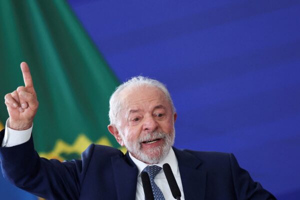 Lula da Silva se mantiene liderando elecciones brasileñas pese a crisis internas