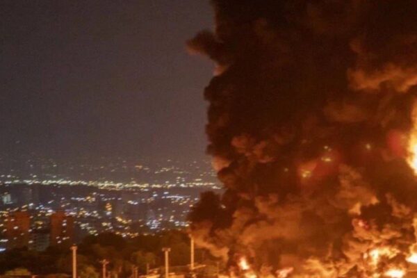 EE.UU. ataca puertos iraníes con explosiones tras confrontaciones en el estrecho de Ormuz
