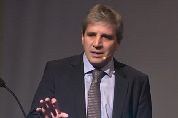 Luis Caputo vinculó la justicia social con el acceso al financiamiento