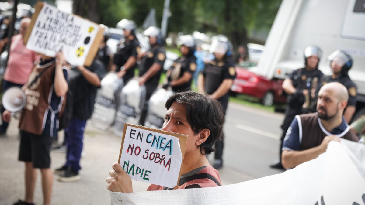 Gobierno impulsa privatización nuclear mientras sector enfrenta crisis institucional