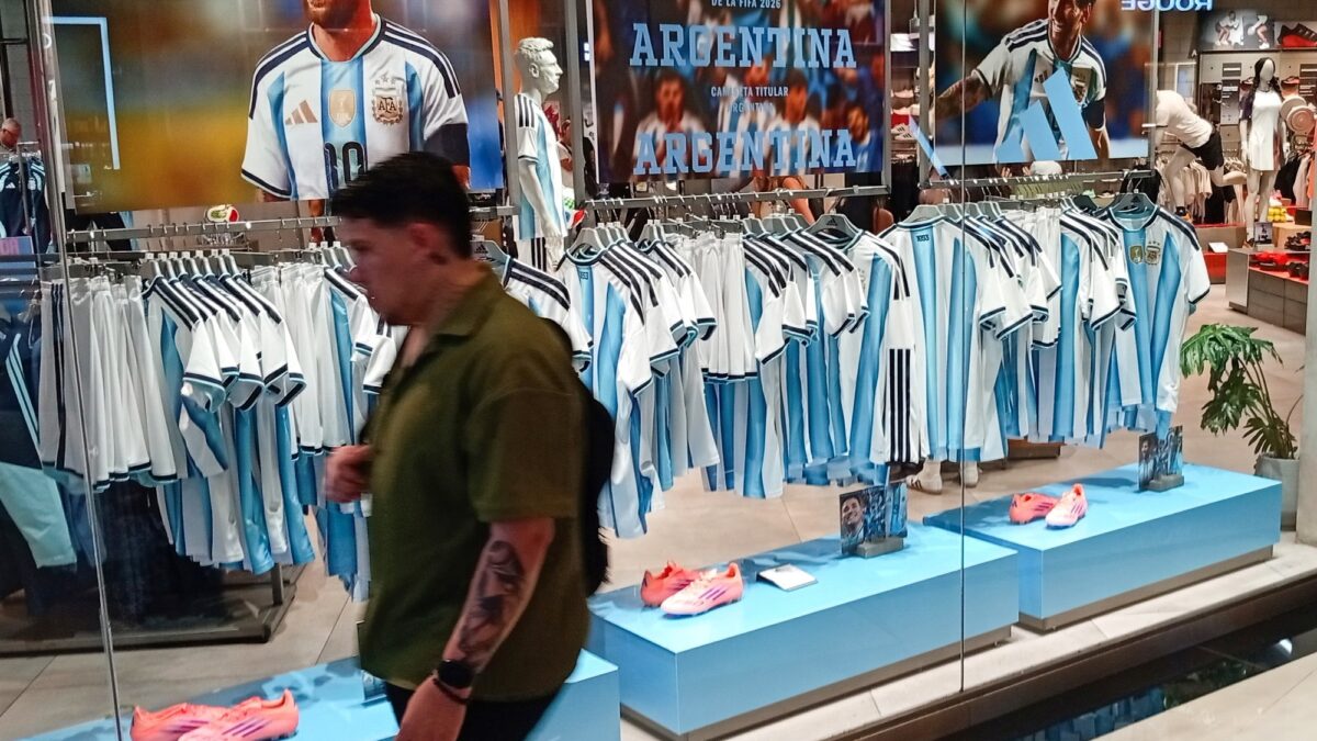 Messi’s jersey vende como loco: boom global en camisetas de la Selección, stock bajo y remeras truchas en la calle
