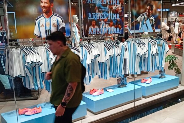 Messi’s jersey vende como loco: boom global en camisetas de la Selección, stock bajo y remeras truchas en la calle