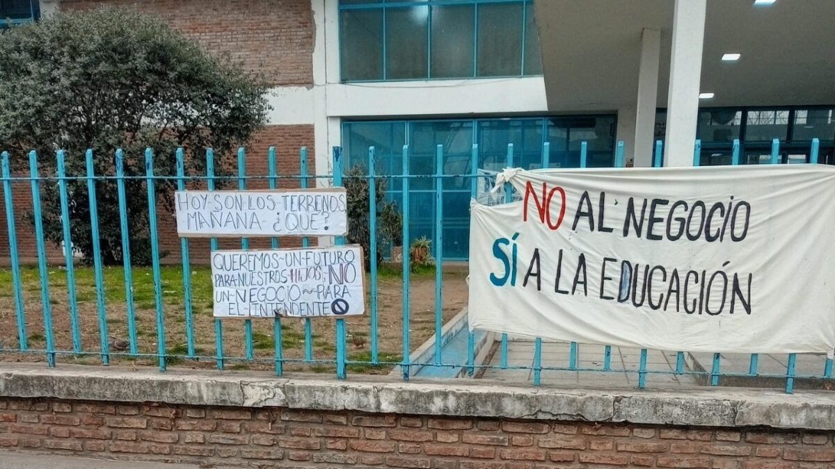 Estudiantes de Remedios de Escalada tomaron la escuela por conflicto de terrenos