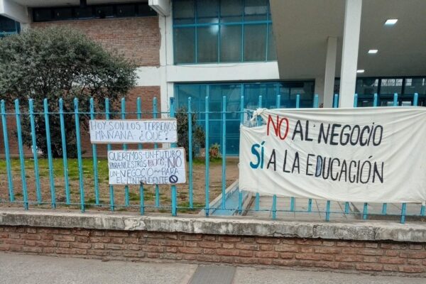 Estudiantes de Remedios de Escalada tomaron la escuela por conflicto de terrenos