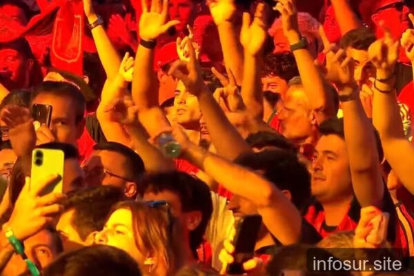 España corea canción de Nino Bravo en lugar del himno oficial