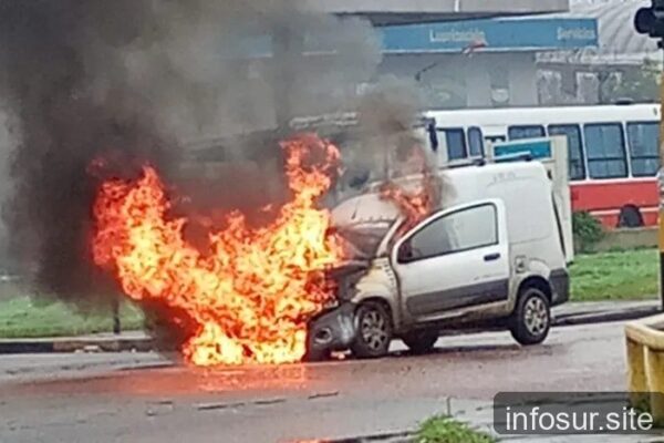 Camioneta se incendió en Temperley: pánico en avenida central
