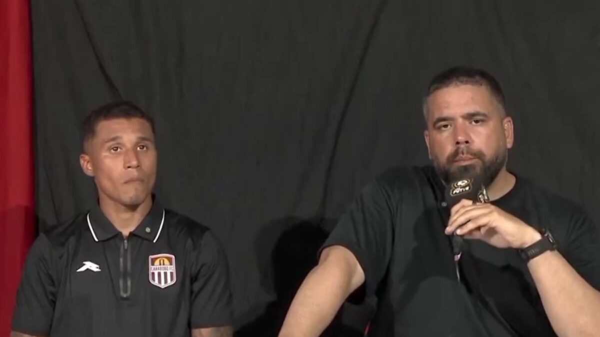 El técnico sudamericano que tuvo que dar una conferencia desde un baño