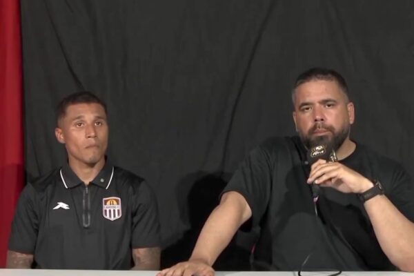 El técnico sudamericano que tuvo que dar una conferencia desde un baño