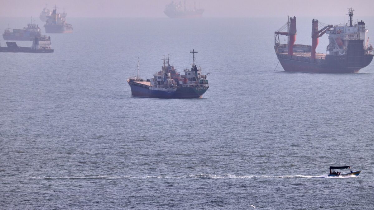 Irán y Omán acuerdan ruta por Ormuz, pero condicionan reapertura a acciones de EE.UU.