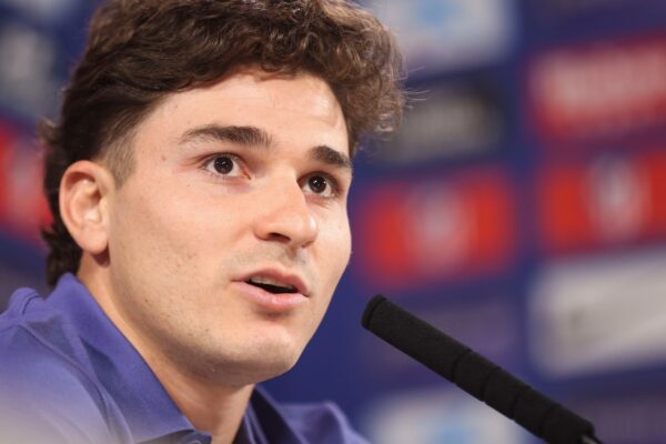 Julián Alvarez retoma entrenamientos con el Atlético de Madrid mientras su salida se debate