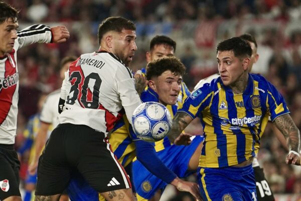 Nicolás Otamendi protagonizó dos errores críticos en el primer tiempo de River