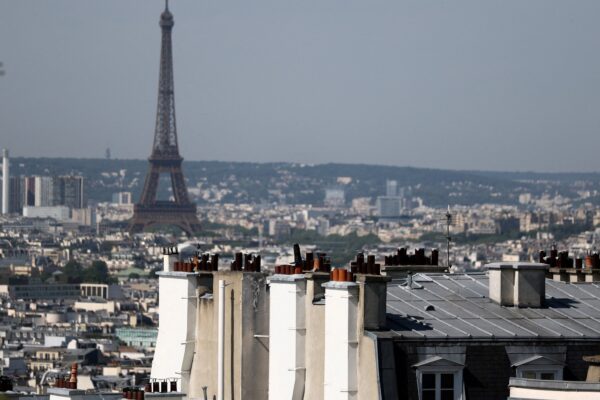 La ola de calor en Francia agobia a la población, y la falta de acceso a aire acondicionado se vuelve un foco de tensión social.