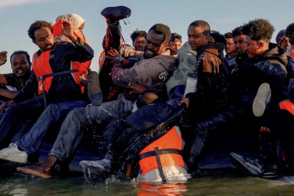 Migrantes cruzan el Canal de la Mancha en aumento bajo liderazgo de Burnham