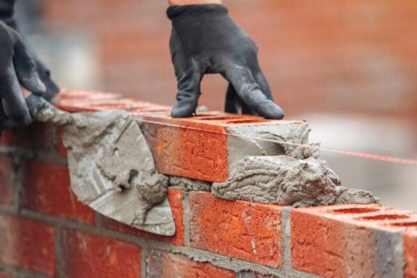 Un albañil hondureño en España gana 1.900 euros mensuales, mientras en su país no supera los 400