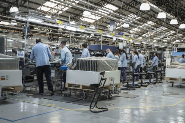 Mirgor desvinculó a 300 empleados tras intensa negociación laboral