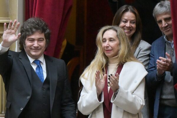 Gobierno advierte sanciones a gremios docentes por paro y avanza en ley de propiedad
