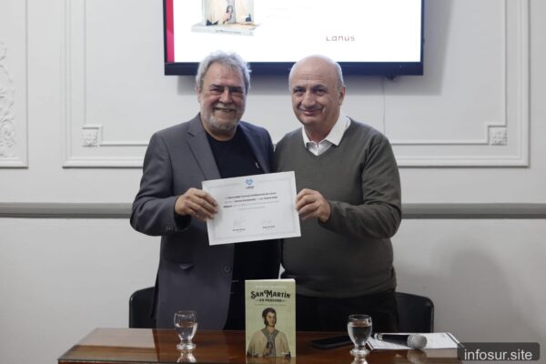 Daniel Míguez presentó en Lanús su libro sobre San Martín y su humanidad