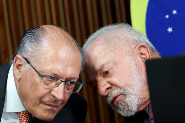 Flávio Bolsonaro reduce brecha con Lula en encuesta de cara a las elecciones