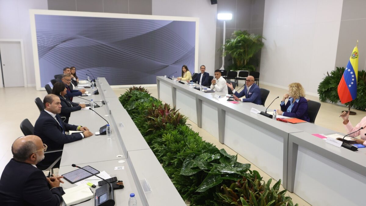 Venezuela inicia diálogos con oposición para definir calendario electoral