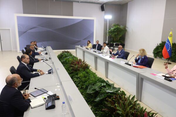Venezuela inicia diálogos con oposición para definir calendario electoral