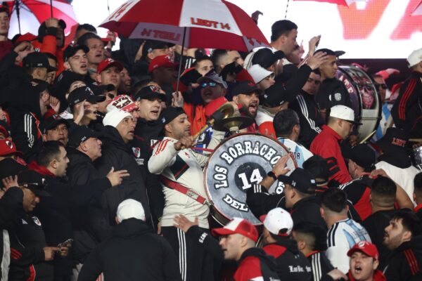 Hinchas de River bombardearon a Chiqui Tapia: "A ver si te das cuenta, que no te quiere nadie"