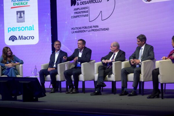 El argentino promedio paga más del 48% de su ingreso en impuestos, según debate en evento de Buenos Aires