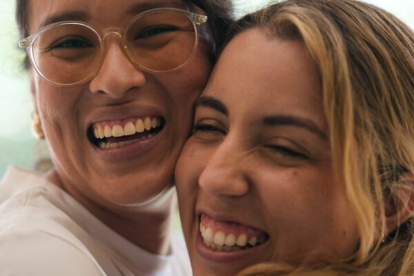 Tras años de lucha, dos mujeres logran el primer matrimonio igualitario de Bolivia: apoyos y críticas