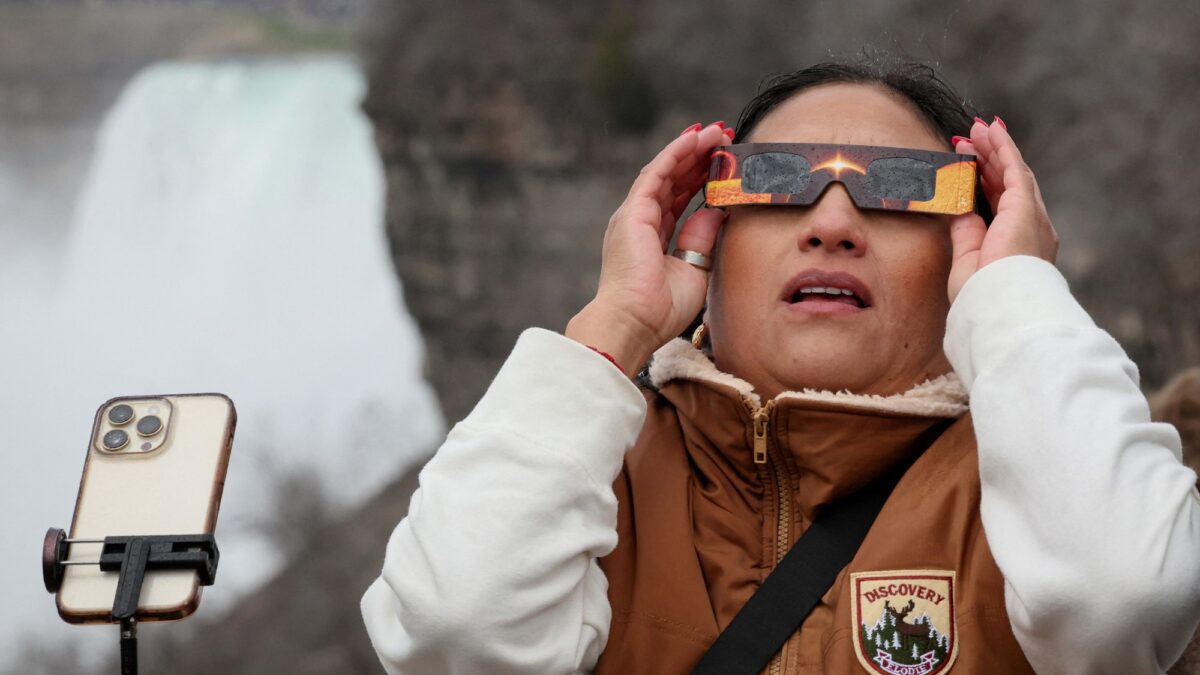 Oftalmólogo advierte: observar eclipse sin protección puede quemar retina