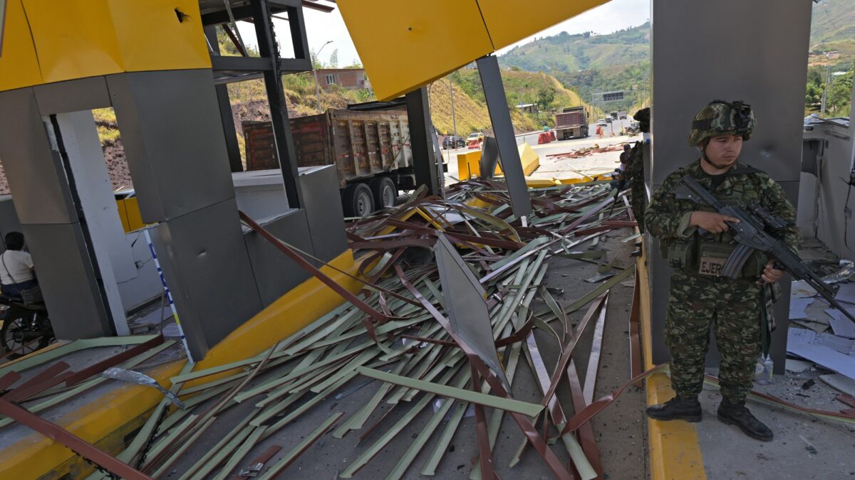 Ataque con explosivos destruye peaje en Colombia durante primer día del gobierno de De la Espriella