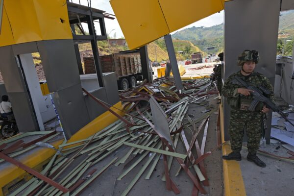 Ataque con explosivos destruye peaje en Colombia durante primer día del gobierno de De la Espriella