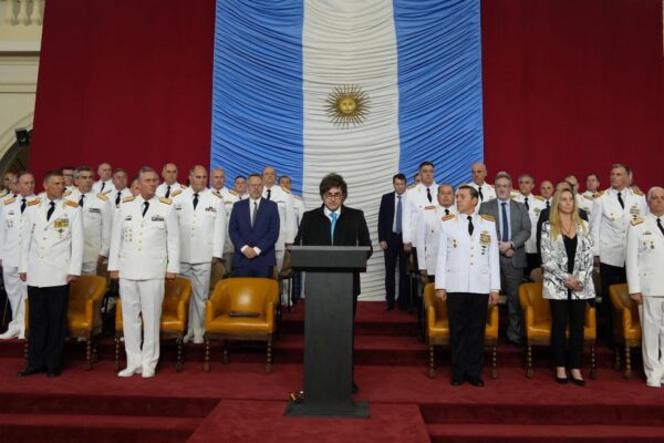 Militares argentinos enfrentan crisis de deudas: 25% se encuentra en mora