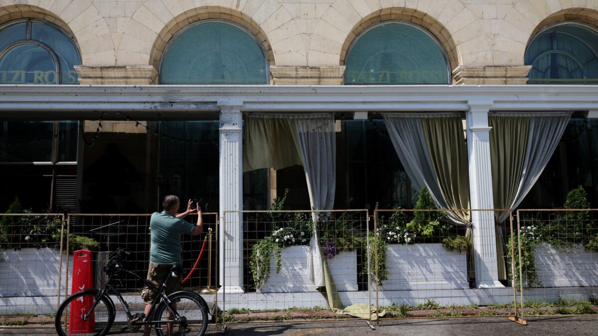 Moscú califica de terrorista ataque con bomba en restaurante: cinco muertos