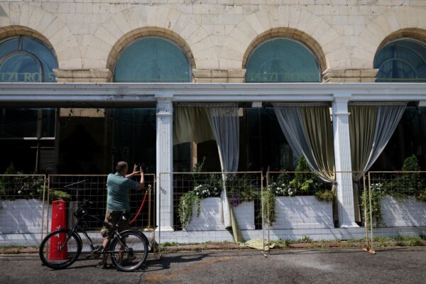 Moscú califica de terrorista ataque con bomba en restaurante: cinco muertos